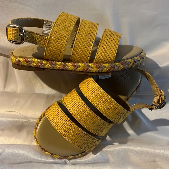 New Janie and Jack yellow toddler size 7 sandals. - Picture 1 of 3